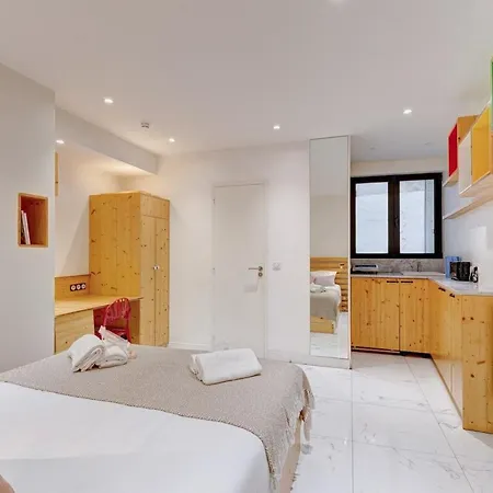 296 Ponceau - Superb In * Paris