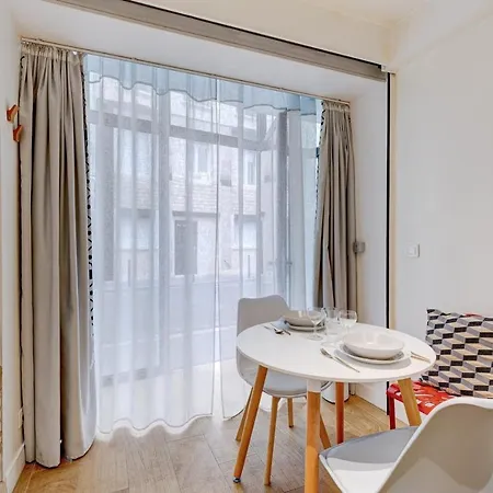 296 Ponceau - Superb In Paris
